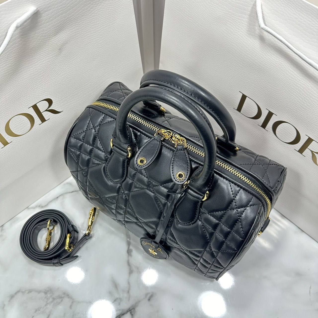 DIOR Groove 25 Bag / Dior Keepall Macrocannage Leather / Oblique Jacquard กระเป๋าสะพายทรงบอสตัน Keepall ทันสมัยและสง่างาม ใช้งานได้ทั้งแบบสะพายไหล่หรือสะพายแบบครอสบอดี้ เหมาะเป็นไอเทมคู่ใจในชีวิตประจำวัน เกรดออริ 1:1