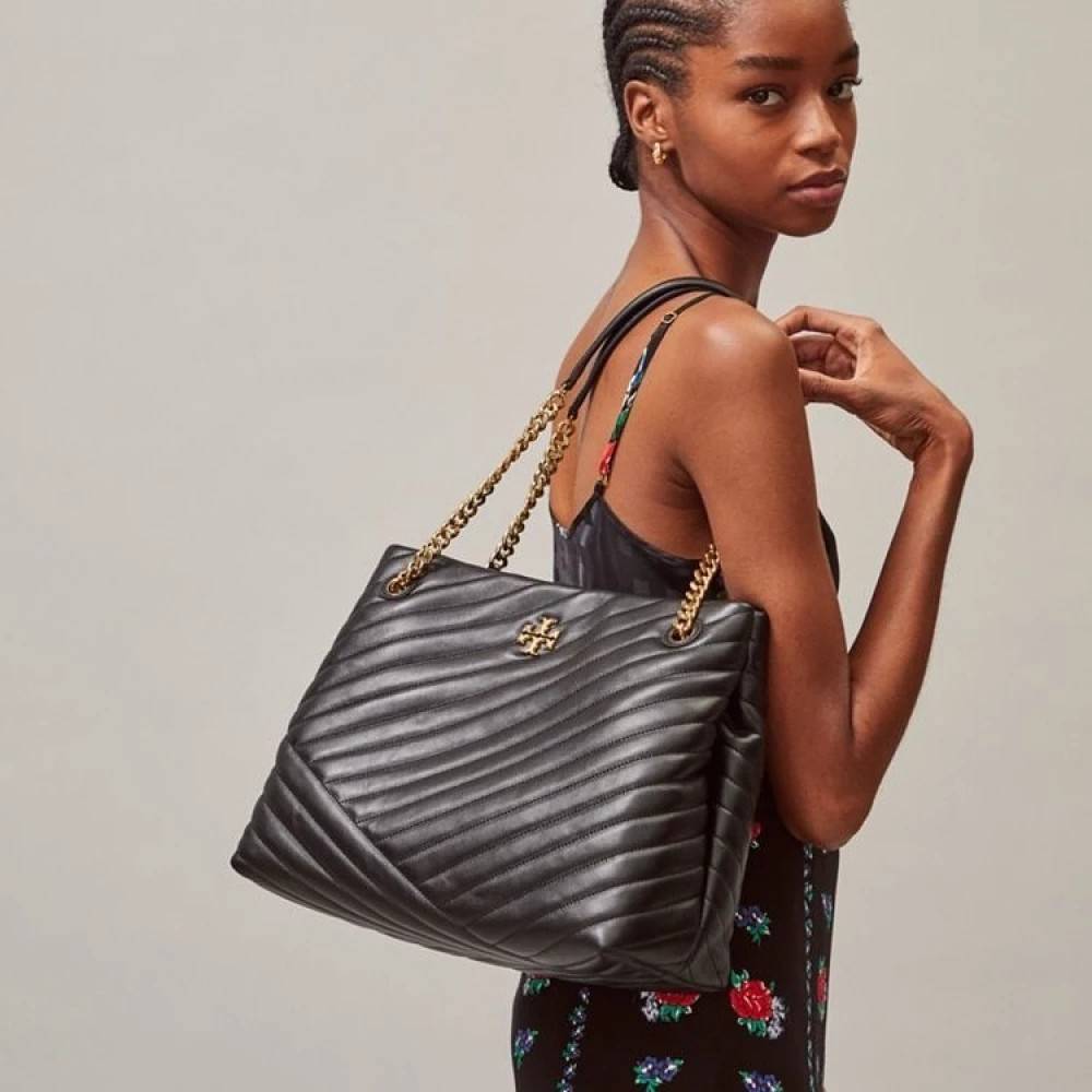 TORY BURCH KIRA CHEVRON TOTE กระเป๋าสะพายรุ่นที่ใครๆก็ต้องมี กับทรงโท้ทไซส์ใหญ่ ใช้ยังไงก็ดูหรู ดีไซน์เฉพาะตัว วัสดุหนังสัมผัสนิ่ม