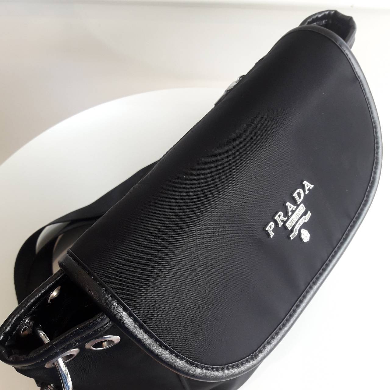 New arrival! จากงานพรีเมี่ยมกิ้ฟ เคาเตอร์ต่างประเทศ Prada nylon รุ่น Limited edition กระเป๋าอเนกประสงค์ สามารถใส่ของได้เยอะมากคะ ด้านหน้าโลโก้อะไหล่เงินทั้งใบ มีช่องซิปหลังฝาเปิด ด้านในมีช่องซิปกลางแบ่งกระเป๋า และยังมีช่องซิป สำหรับสาวๆที่ของเยอะเหมาะมากค