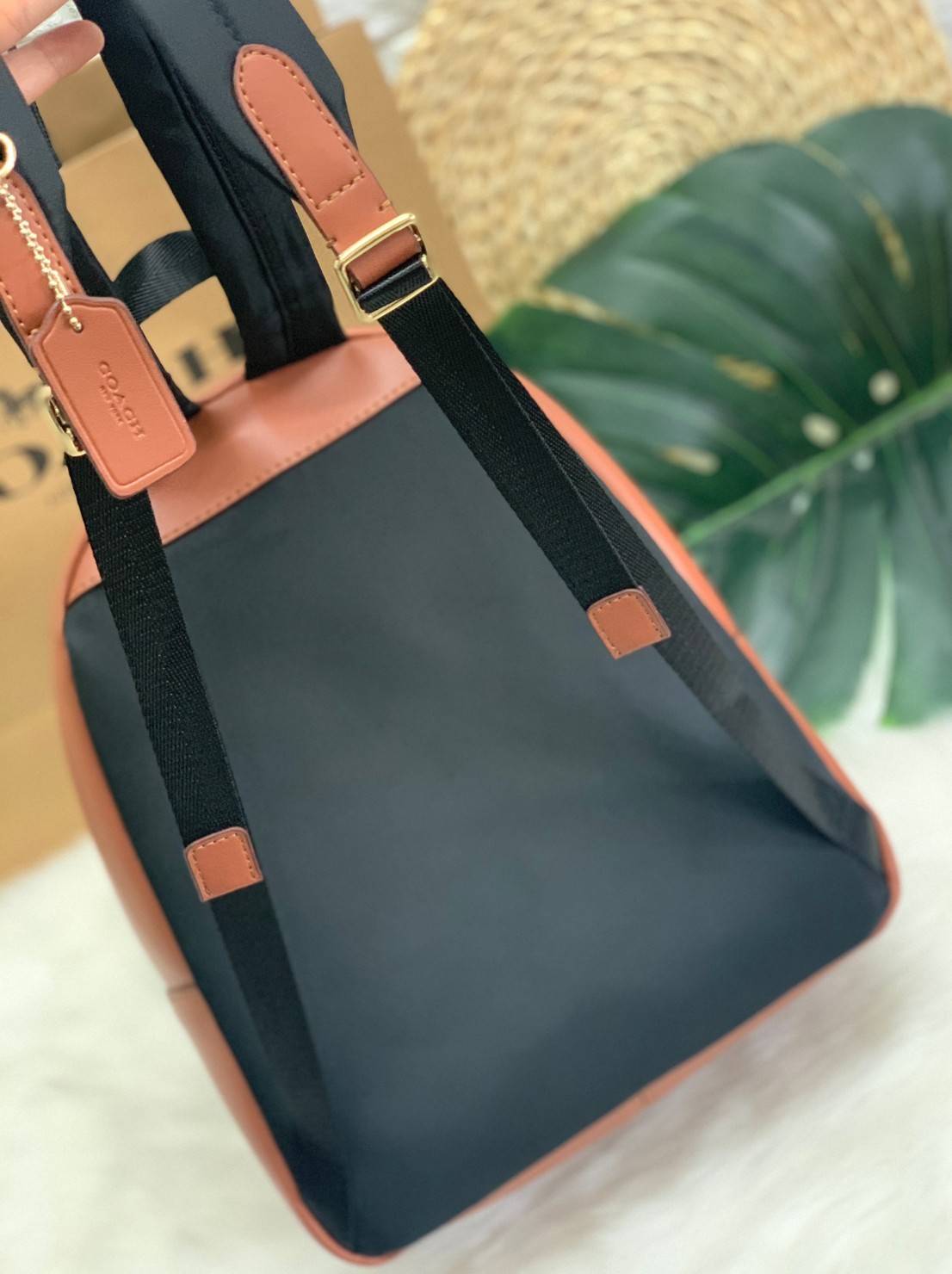 OUTLET 】COACH MEDIUM CHARLIE BACKPACK IN SIGNATURE ((32200)) พร้อมส่งที่ไทยอีกครั้งค่ะ! กระเป๋าสะพายหลังขนาดกลาง หนังแท้+ไนล่อน ด้านหน้ามีช่องซิปให้หนึ่งช่อง;เปิดปิดช่องหลักแบบซิปคู่ ภายในกว้างใส่สัมภาระได้จุนะคะ พร้อมช่องซิปให้อีกช่องค่ะ;สายสะพายสามารถเล