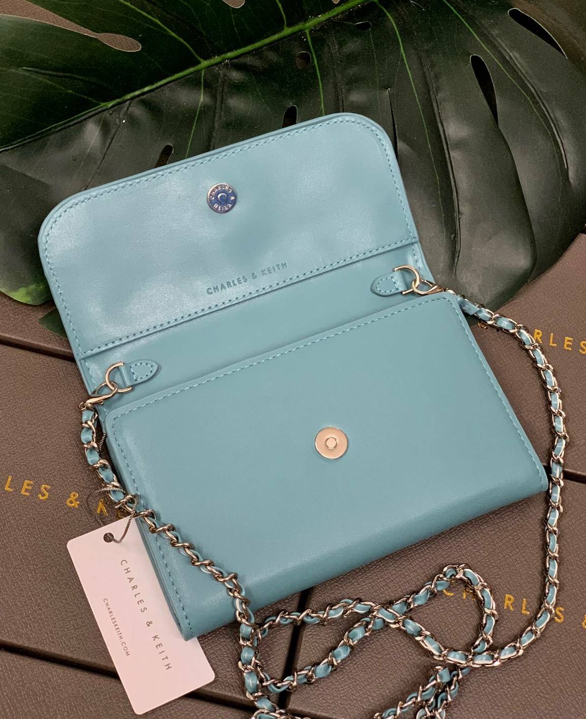 CHARLES & KEITH BAG กลับมาอีกครั้ง รุ่นขายดีค่ะ...กระเป๋าสตางค์มีสายสำหรับสะพายข้างหรือแบบครอสบอดี้ร์ได้ค่ะ วัสดุหนังเรียบ ด้านหน้ามีอะไหล่โลโก้แบรนด์ เปิดปิดกระเป๋าแบบกระดุมแม่เหล็ก ภายในมีช่องใส่ธนบัตร สามารถใส่แบงค์พันได้ค่ะ มีช่องใส่บัตรต่างๆ ช่องซิปส