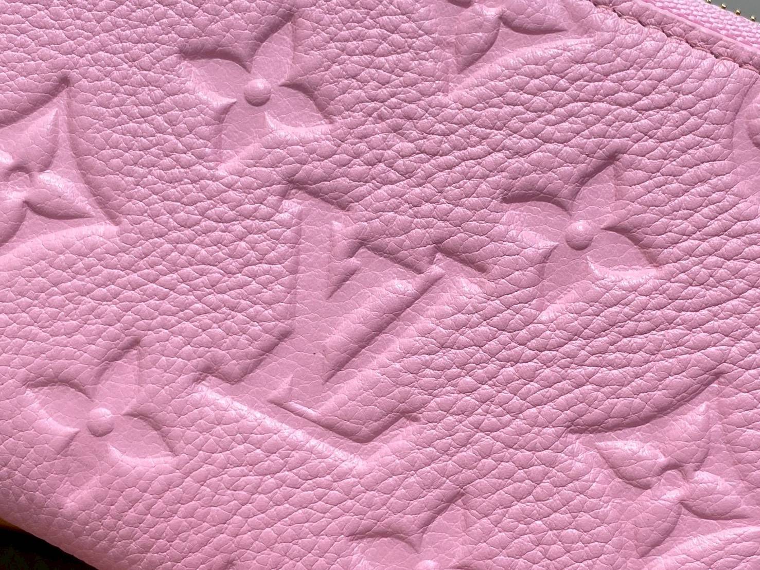VIP หนังแท้ | LV Lisa wallet Cotton Candy งานหนังวัวแท้ นิ่ม หอม กระเป๋าสตางค์รุ่น Lisa Monogram Empreinte สีสันสดใส เฉลิมฉลองให้กับความเลอค่าที่สืบทอดจากรุ่นสู่รุ่นของเมซง เติมลูกเล่นสนุกสนานลงตัว สีสันสะดุดตาพกพาในกระเป๋าใบเล็กหรือกระเป๋าคลัทช์ได้สะดวก