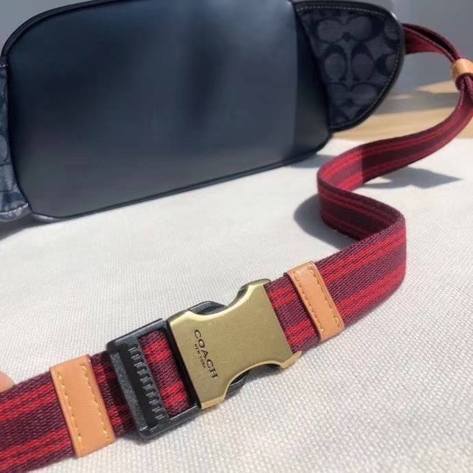 COACH BELT BAG IN SIGNATURE CHAMBRAY (3685) ❤️ใช้ได้ทั้งชาย//หญิงค่ะ กระเป๋าคาดอก วัสดุผ้าแคนวาส+หนังแท้ค่ะ ด้านหน้ามีช่องซิปขนาดกลาง ใส่มือถือได้ค่ะ ช่องซิปหลักเปิดปิดแบบซิปคู่ ภายในกว้าง ใส่ของจำเป็นได้ครบเลยนะคะ มีช่องซิปสำหรับใส่ของจุกจิกให้อีก