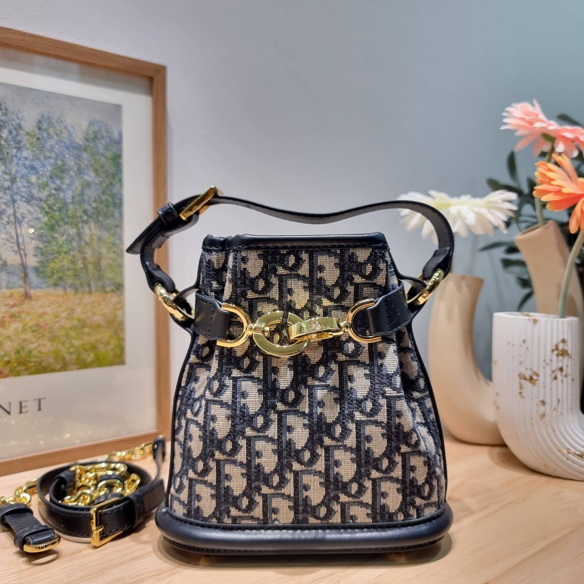 CD SMALL C'EST BAG 17cm / Dior bucket bag พร้อมส่ง กระเป๋าสะพายสุดคลาสสิค ดีไซน์หรู ไซส์เล็กกะทัดรัด ใช้งานง่าย สะพายได้ทุกโอกาส