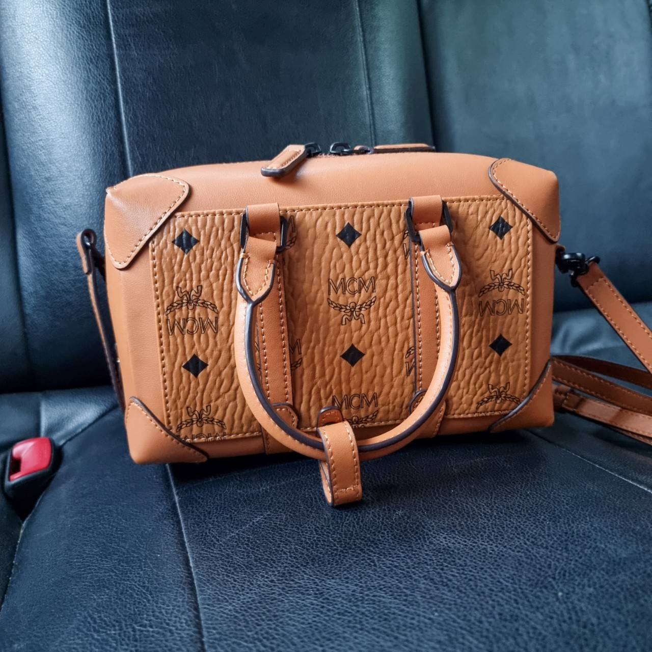 M.C.M SMALL E/W SOFT BERLIN CROSSBODY IN VISETOS ไอเท็มใหม่ในดีไซน์ทรงกระเป๋าเดินทางแบบคลาสสิค ย่อส่วนมาให้ใช้งานได้แบบสบายๆ พกพาสะดวก แมทช์ได้ทุกสไตล์ ใช้ได้แบบ unisex ใช้งานง่ายด้วยหูจับในตัว และซิปหลัก อะไหล่สีดำดูมีมิติตัดกับสีน้ำตาลคอนยัคได้เป็นอย่าง