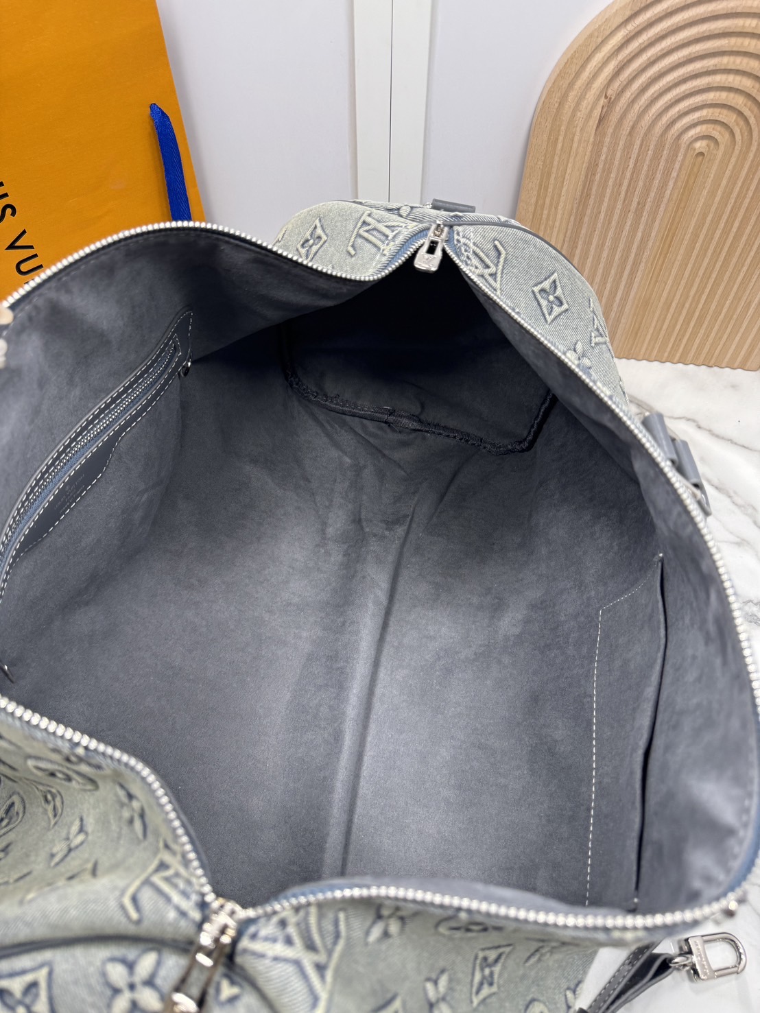 LV Keepall Bandoulière 50 denim classic travel bag กระเป๋าเดินทางสุดคลาสสิก ออกแบบใหม่ด้วยผ้าเดนิมสีซีดพร้อมลาย Monogram ภายในกว้างขวาง ขนาดเหมาะสำหรับการพักผ่อนในวันหยุดสุดสัปดาห์ หรือขึ้นเครื่องใส่สัมภาระได้อย่างครบถ้วน ตอบโจทย์มากค่ะ