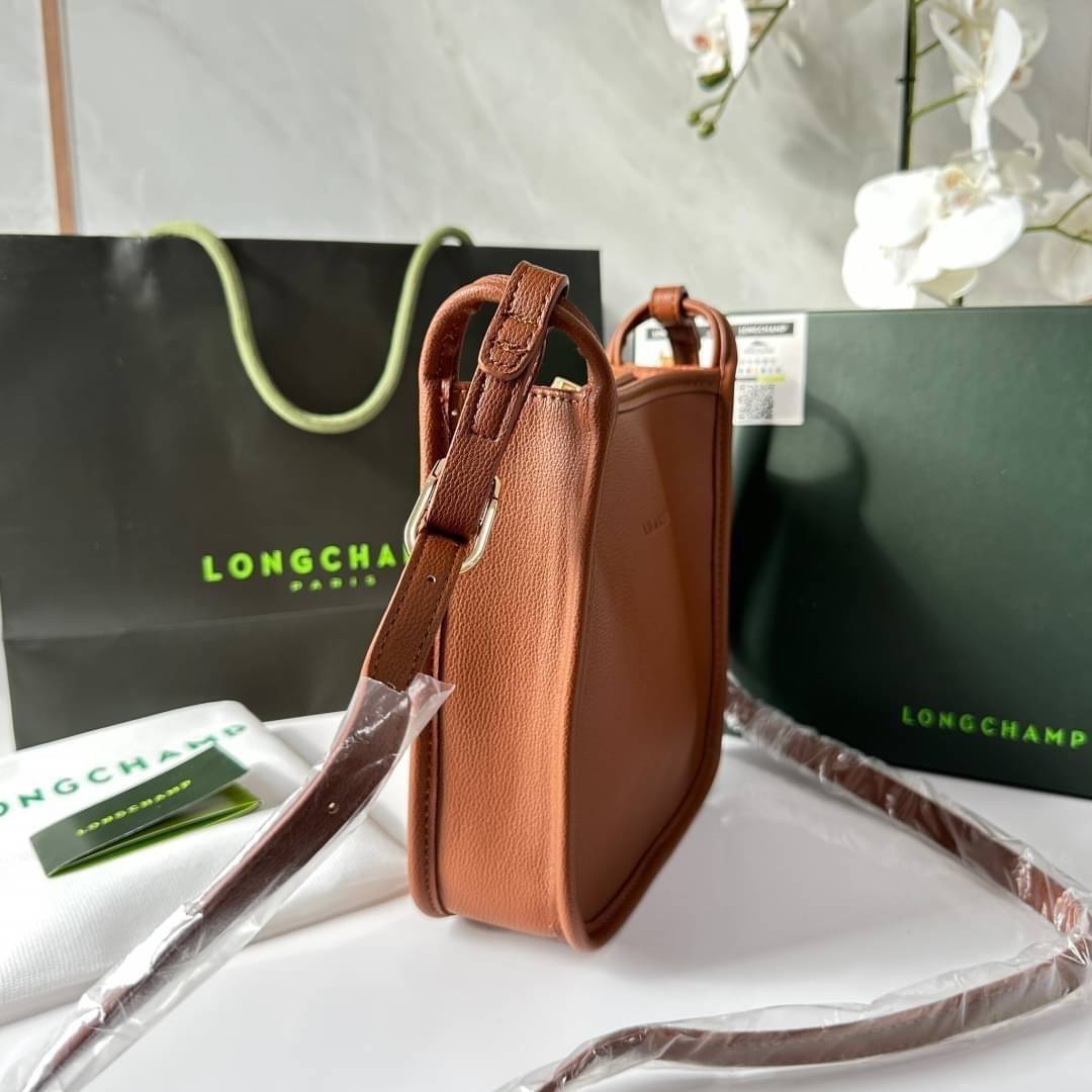 LONGCHAMP LE FOULONNÉ CROSSBODY BAG กระเป๋าสะพายที่เรียบง่ายและดูดี การออกแบบที่คล่องตัวของรุ่นนี้เหมาะอย่างยิ่ง