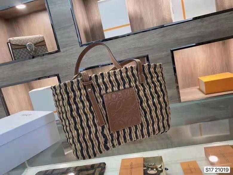 LOEWE X PAULA'S IBIZA SMALL SQUARE BASKET BAG กระเป๋าสะพายไหล่จากโลเอเว่ เป็นกระเป๋าสานขึ้นจากใบกก (Reed) ที่มีทั้งความเหนียวและความยืดหยุ่น สวยน่ารักแบบมินิมอล มีความทนทานสูง ดูแลรักษาง่าย ด้านหน้าและหูเป็นหนังแท้(calf skin) ส่วนภายในมีถุงผ้าแบบหูรู