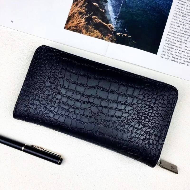 LACOSTE FACTORY LONG WALLET กระเป๋าสตางค์ใบยาวรุ่นใหม่ล่าสุดหนังสวยอยู่ทรงเปิดปิดด้วยซิปรอบด้านหน้ามีโลโก้แบรนด์เรียบหรู ภายในมีโลโก้ ช่องซิป ช่องใส่บัตรหลายช่องใส่มือถือ iphone8 เหรียญ บัตรได้เยอะ ตัวจริงสวยน่าใช้คลาสสิคไม่มีเอ้าท์ ราคาสุดคุ้ม สินค้ามาพร