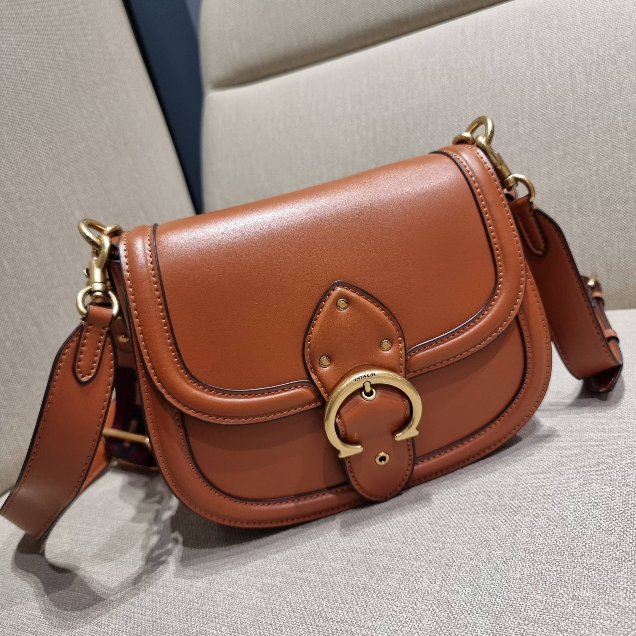 COACH C0749 BEAT SADDLE BAG The best item! ที่สาวๆรอคอย! ฮอตไฟลุก! สีหายาก ละมุนคุณหนู คอลเลคชั่นใหม่ ดีไซน์หรูหรา พิเศษมากๆมาพร้อมสายสะพาย 2 เส้น ใช้คู่กันหรือแยกสะพายก็สวยครบสูตร กระเป๋าสะพายทรง saddle คลาสสิค วัสดุหนัง glove-tanned ทนทาน เปิด-ปิดด้วยกร