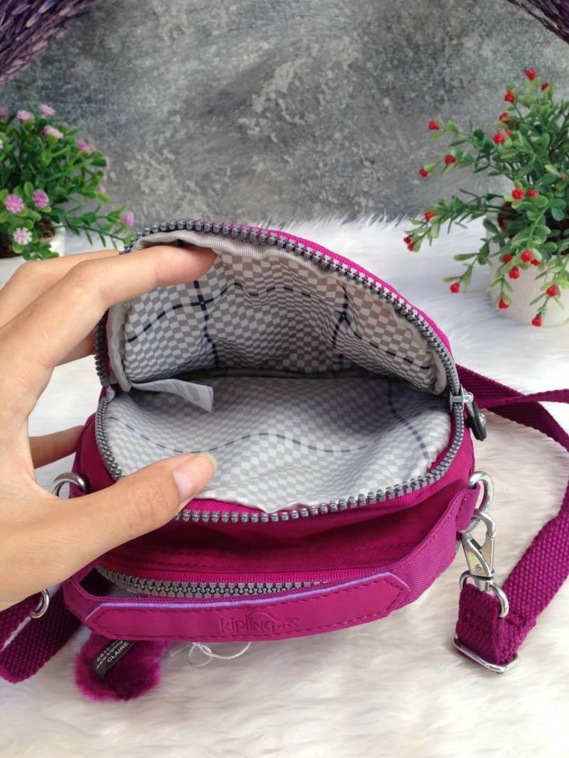 Kipling Mini Shoulder Bag K13869 Outlet Hongkong กระเป๋าสะพายไหล่ใบเล็กน่ารัก วัสดุผ้าไนล่อนกันน้ำอย่างดีตามแบบฉบับแบรนด์ แบ่งเป็นช่องซิป 3 ช่อง มีหูจับ ด้านในบุผ้าแบรนด์ มาพร้อมพวงกุญแจน้องลิง ใบนี้จุของได้เยอะน้ำหนักเบาค่ะ เหมาะมากกับการสะพายไปเที่ยวชิว