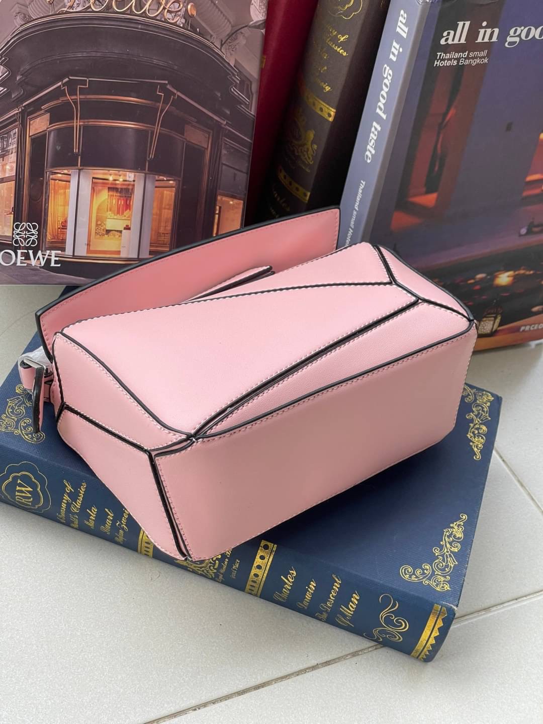 Loewe Nano Puzzle bag in classic โลเอเว่ (LOEWE) อีกหนึ่งกระเป๋าแบรนด์ดังจากสเปน ภายใต้คอลเลคชั่นใหม่อันร่วมสมัยของแบรนด์ มีความเป็นคลาสสิคและโมเดิร์นทันสมัย กระเป๋าที่มาในรูปแบบสี่เหลี่ยมผืนผ้า ที่สามารถใช้งานได้ทั้งแบบหูหิ้ว และแบบ Crossbody ด้านในมีช่อ