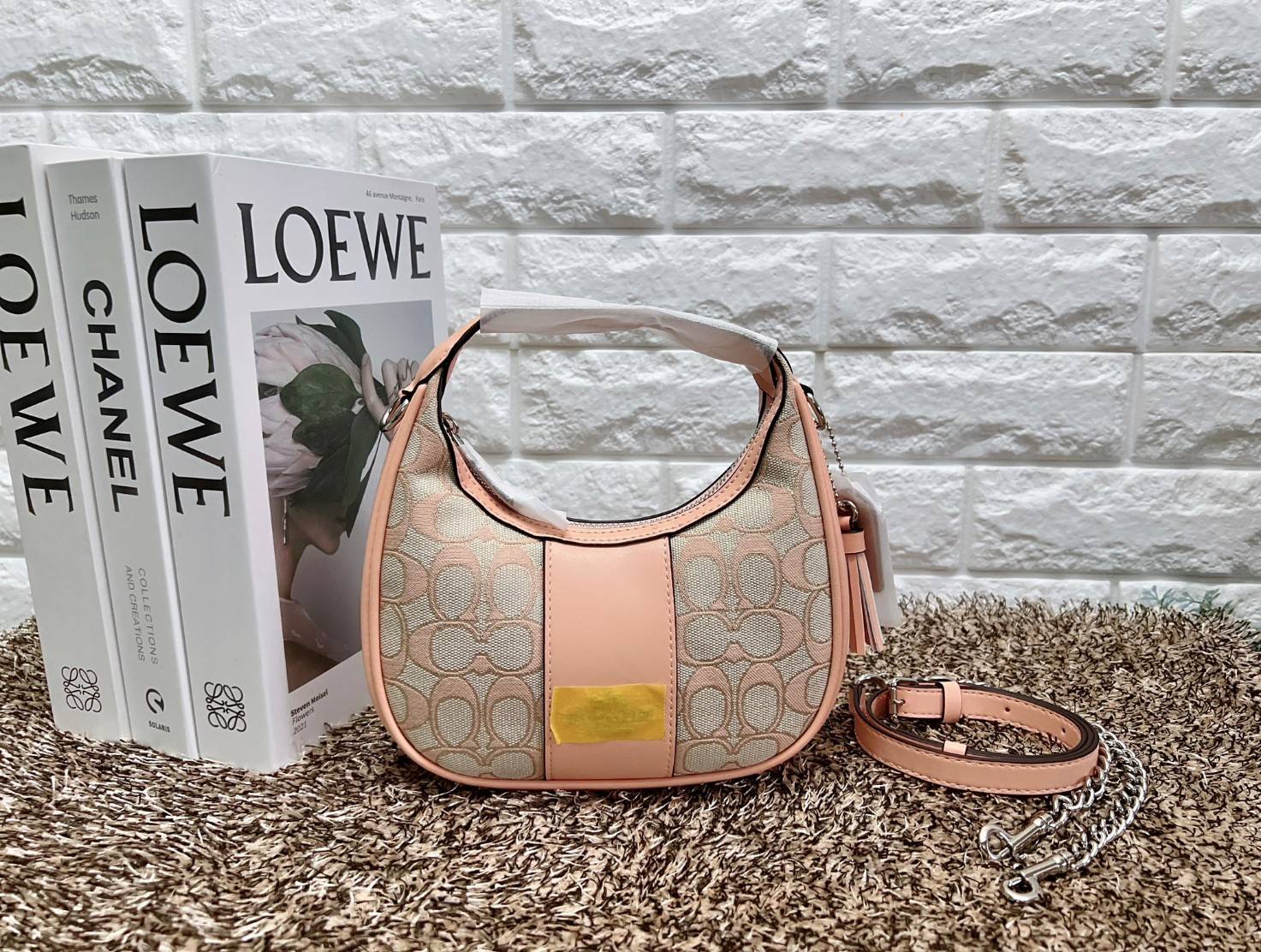 COACH CARMEN MINI CROSSBODY IN SIGNATURE JACQUARD กระเป๋ารูปทรงพระจันทร์โค้งมน น่ารักน่าใช้มากๆ!! เกรดท็อปออริ เกรดดีสุด สลับแท้ 1:1 ใช้ต่างประเทศได้