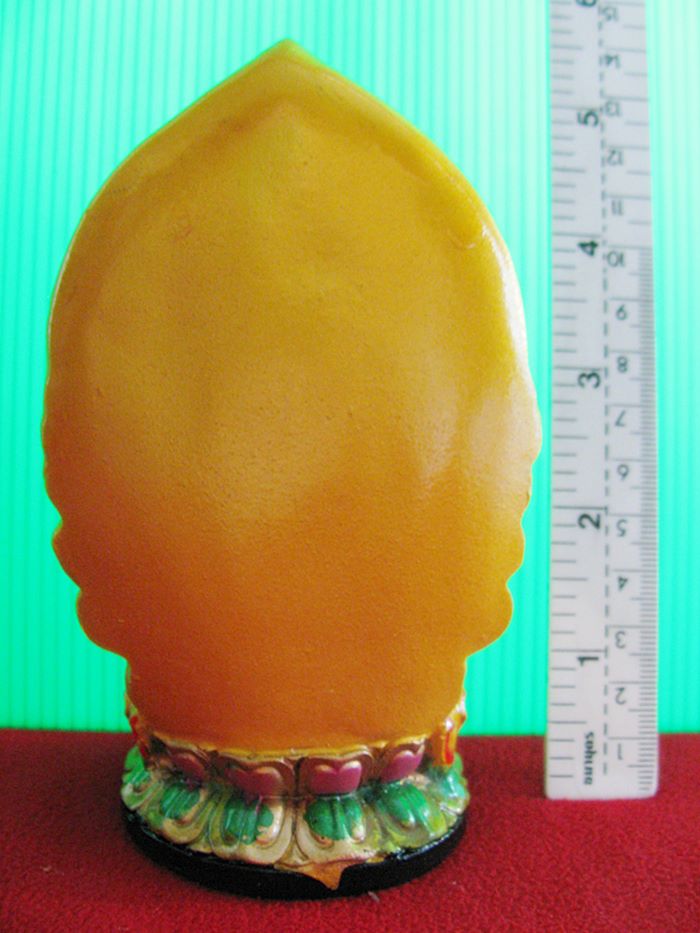 องค์เจ้าแม่กวนอิมนั่งประทานพรประทับบนดอกบัวถือคนโทน้ำทิพย์ค่ะ