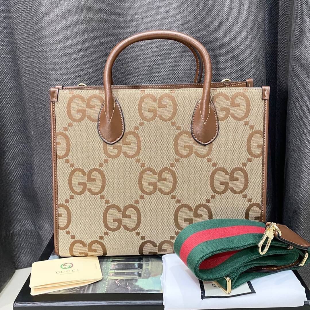 Gucci Jumbo GG tote bag / GG Shopping Bag พร้อมส่งที่ไทย ภาพสินค้าถ่ายจากงานจริง ใช้งานต่างประเทศได้ กระเป๋าไซส์ใหญ่ โดดเด่นด้วยจัมโบ้ฟอนท์ สวยเอกลักษณ์ วัสดุหนังแคนวาส ภายในโล่งกว้างมาก ใส่ของแบบแน่นๆ จุๆไปได้เลย หมดห่วง!! และยังมีสายครอสบอดี้มาให้ จะสะพ