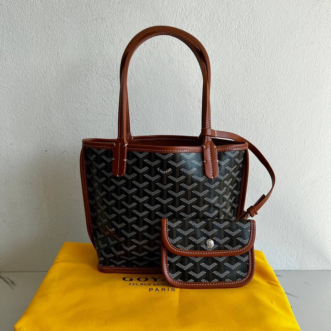 ori GOYARD saint louis mini tote reversible bag / GOYARD ANJOU TOTE MINI กระเป๋าทรงโท้ตมินิ ใช้ได้สองด้านเป็นหนังแท้เกรดดีทั้งใบ ทำให้การใช้งานได้ทนทานกว่า พิมพ์ลายคมชัด ขนาดกำลังน่ารัก ภายในโล่งกว้าง ใส่ของได้เยอะพอสมควรเลยค่ะ ดีไซน์ทรงสวยน่าใช้ แค่ถ