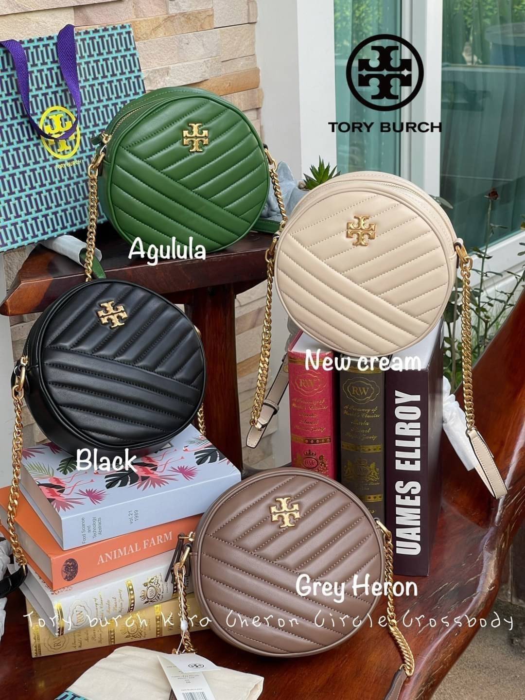 Tory burch Kira Cheron Circle Crossbody กระเป๋าสะพายคาดลำตัวรุ่นนี้โดดเด่นด้วยรูปทรงกลมสุดชิค ขนาดกะทัดรัด พร้อมด้วยหนังกระเป๋าที่ทำจากหนังแท้คุณภาพดี เพราะ Kira Chevron เป็นรุ่นที่ตอบโจทย์และครองใจสาว ๆ ได้อย่างแท้จริง เนื่องจากมีดีไซน์เรียบหรู โดยทางแบร