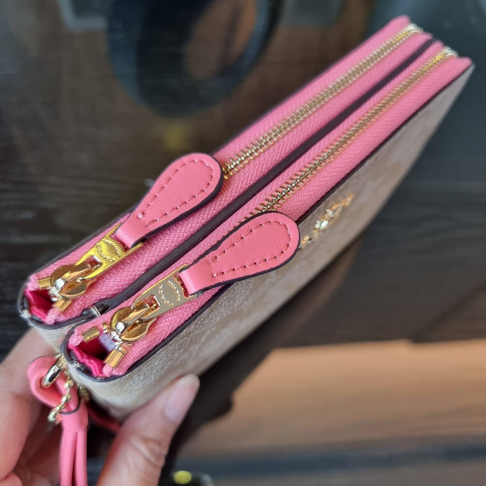 COACH F87591 DOUBLE CORNER ZIP WALLET IN SIGNATURE COATED CANVAS คล้องมือรุ่น 2 ซิป!! มาแล้วจ้า 🌟🤗 ไซส์นี้คือเหมาะมือจริงๆ พกง่ายเช่นเคย ไม่ต้องกังวลว่าจะเกะกะหรือกินพื้นที่กระเป๋าหลัก วัสดุหนังแคนวาสเคลือบลาย มีช่องหลักแยก 2 ช่อง ภายในบุผ