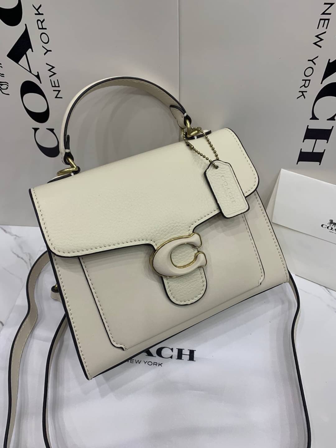 COACH TABBY TOP HANDLE 20 พร้อมส่งที่ไทยค่ะ! กระเป๋าหิ้ว//สะพายข้างได้ หนังแท้อย่างดี กหนึ่งใบทำหนังสองลายได้อย่างสวยงาม พร้อมโลโก้รุ่นใหม่ล่าสุดดูดีมากๆค่ะ เปิดปิดกระเป๋าแบบกดล็อค ภายในมีช่องหลักสองช่อง ใส่มือถือได้ทุกรุ่น;กระเป๋าเงินใบกลางได้;ของจำเป็นจ