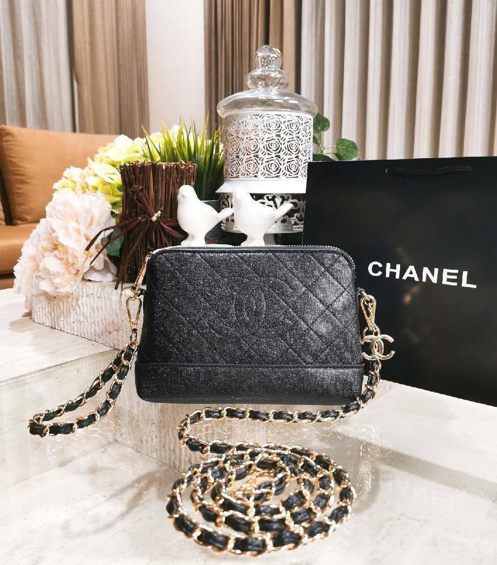 CHANEL Caviar Wristlet Crossbody Bag / Chanel Shoulder Bag With Chain กระเป๋าหนังลายเวียร์ปั๊มโลโก้แบรนด์ด้านหน้าสวยหรูดูแพง มาพร้อมจี้โลโก้แบรนด์ห้อยสีทองเก๋ๆน่ารัก