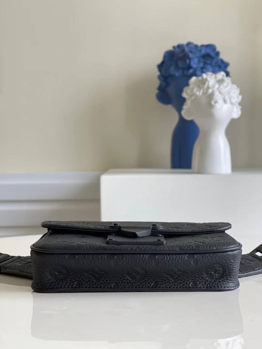 LV S Lock Slingbag Monogram-embossed Taurillon leather / LV Belt Bag กระเป๋าสะพาย/คาดอก หนังแท้ ดีไซส์ร่วมสมัย หนัง Taurillon สีดำพิมพ์ลายโมโนแกรม สุดคลาสสิก สง่างามตลอดกาล มีไว้ไม่มีเอาท์ ท่านชายควรมีมากค่ะ เกรดท็อป ออริ เทียบแท้ 1:1 เกรดดีสุด