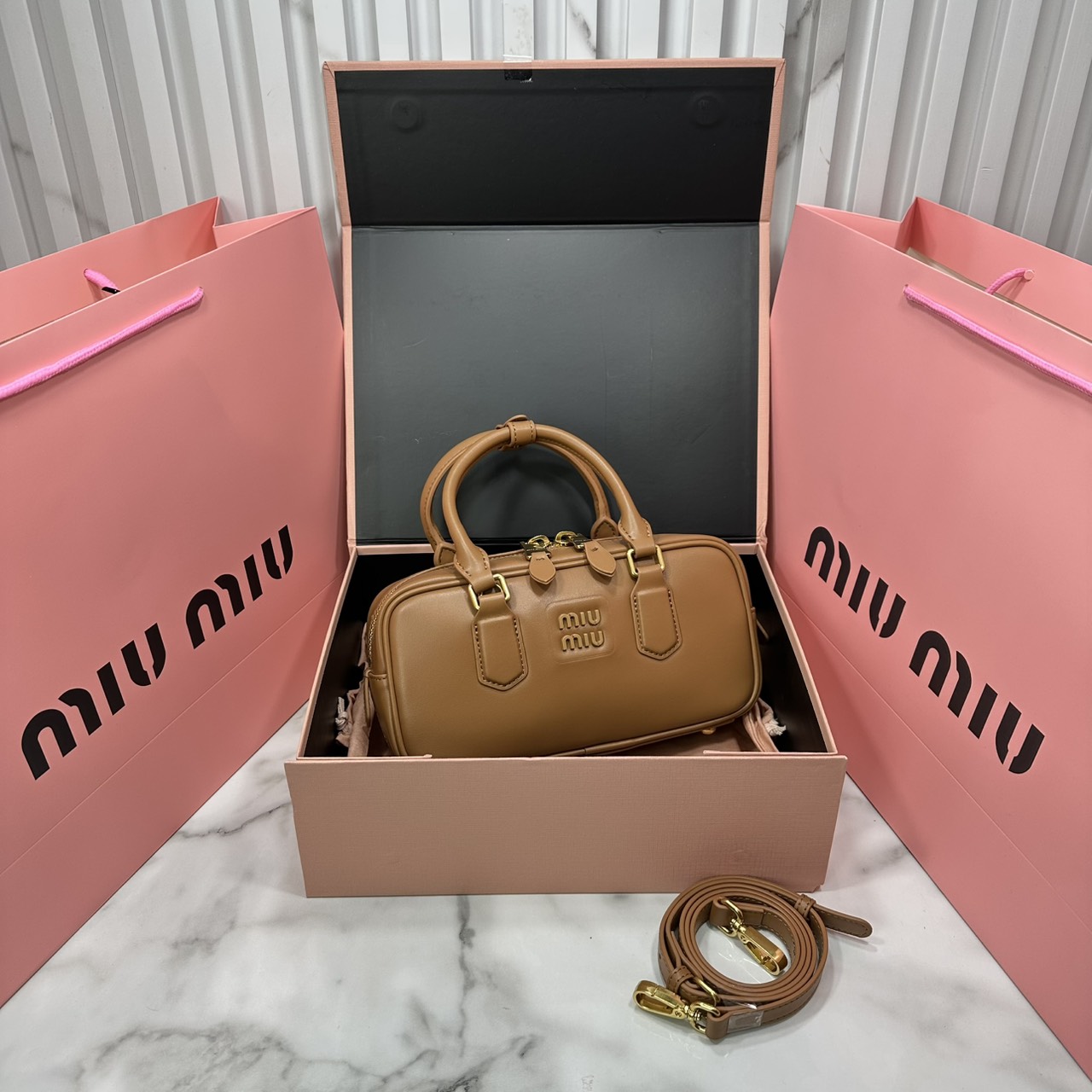 ORI หนังแท้ | MIU MIU Arcadie leather mini-bag Mini 20cm กระเป๋าสะพายทรงโฮโบลุคลูกคุณหรูหรา ไซส์มินิน่ารักๆเก๋ๆ สวยดูแพง หูจับในตัวง่ายและสะดวกพกพา