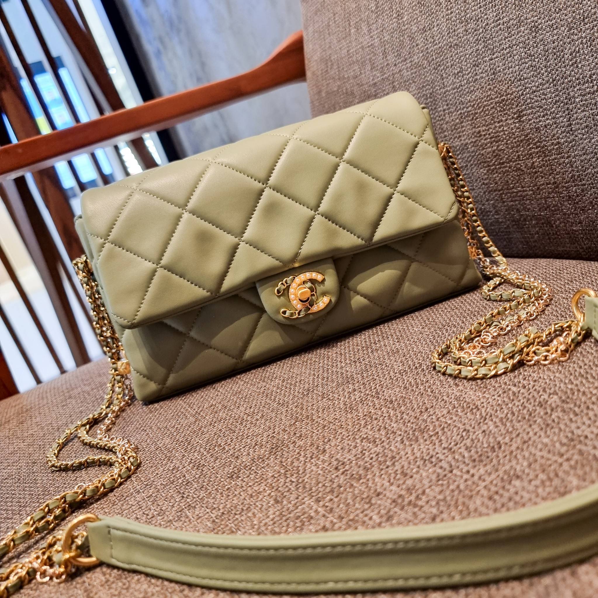 VIP 】สวยหรูพร้อมเสิร์ฟ!! กับไอเท็มสุดเลิฟจาก Chanel กระเป๋าสะพายที่สุดของความคุ้มค่า วัสดุหนังแกะนิ่มเต็มใบ เปิด-ปิดกระเป๋าด้วยตัวบิดล็อค ภายในกระเป๋าบุผ้าสวยหรู มีช่องโล่งกว้างจุของได้สบาย ใส่โทรศัพท์ กระเป๋าสตางค์ได้ มีช่องซิป 1 ช่อง ช่องย่อย 1 ช่อง ดีเ