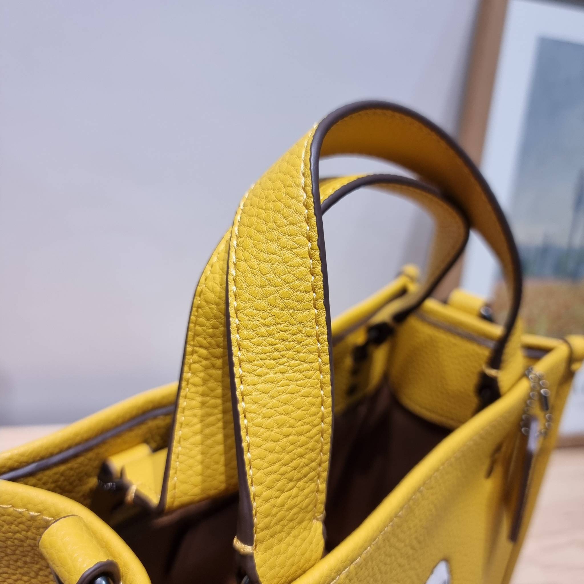 coach x peanuts dempsey tote 22 with snoopy present motif CE918 คอลเลคชั่นใหม่ น้องน่ารักเกินต้านไปมาก!! กับกระเป๋าทรงโท้ท ไซส์กำลังสวย ดีไซน์ ลายการ์ตูนยอดฮิต ที่ใครๆก็ต้องรู้จัก พิมพ์คมชัดลงบนหนัง pepble ผิวสัมน่าใช้ ปากกระเป๋ามีกระดุมแม่เหล็กปิดกันของห