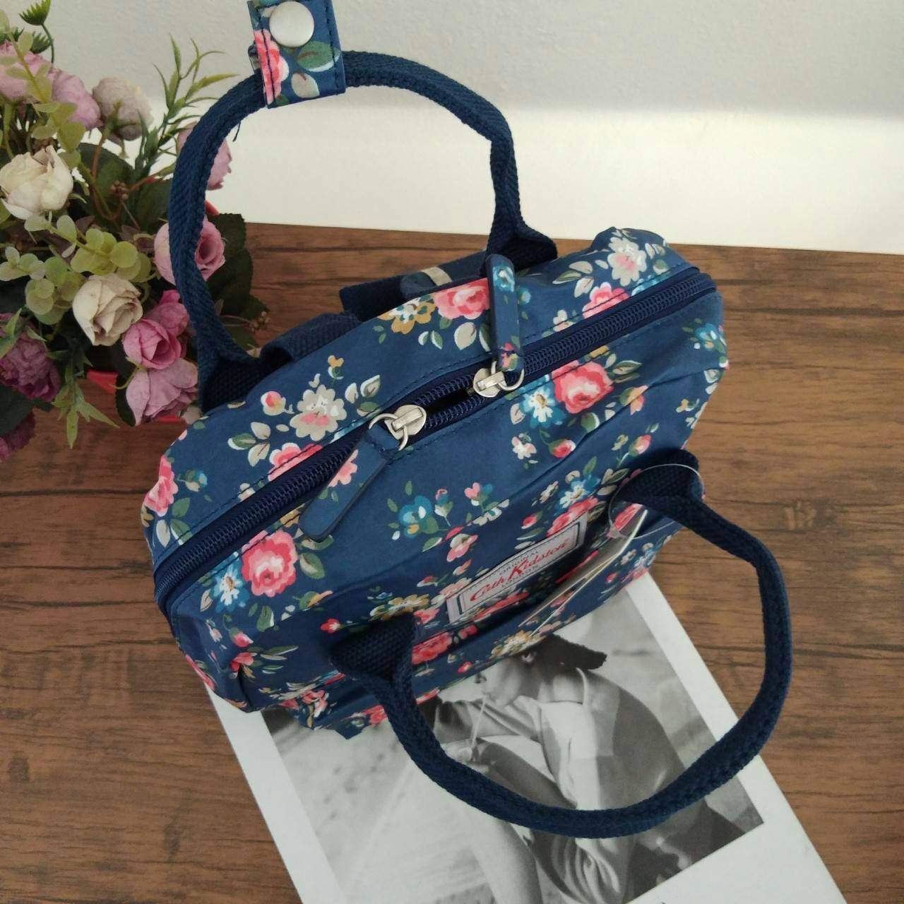 Cath Kidston Mini Backpack Bag กระเป๋าเป้ size mini สไตล์ Vintage สุดฮิต วัสดุ Canvas เคลือบ ทนทาน ดูแลรักษาง่าย มีหูหิ้ว ด้านหน้ามีช่องซิป เปิดปิดกระเป๋าด้วยซิป ภายในมีช่องซิปเล็ก ใน่กระเป๋าสตางค์ใบยาวได้ ใบนี้จะถือหรือสะพายก็ดูดีค่ะ