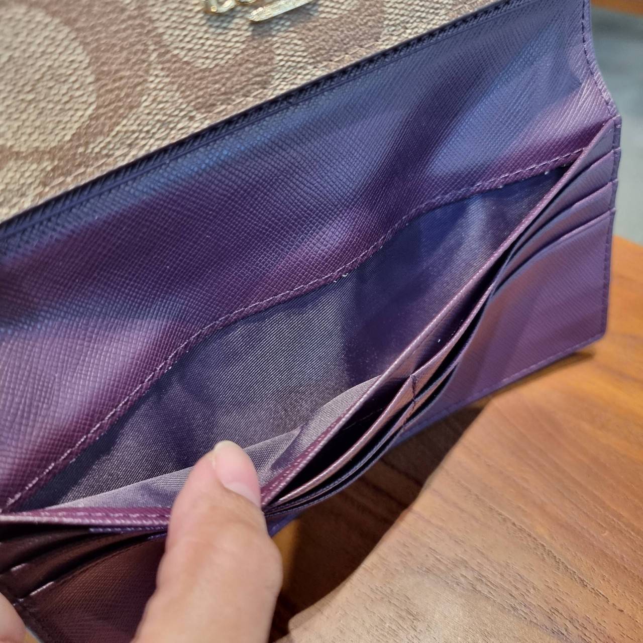 COACH F53763 TRIFOLD WALLET IN SIGNATURE กลับมาแล้วจ้า!! รุ่นขายดี!! 💓 ดีไซน์ใหม่ กระเป๋าสตางค์ใบยาว แถมที่ห้อยใส่บัตรแยกให้ (ถอดออกได้) น่ารักมากๆ ใช้งานง่าย เปิด-ปิดด้วยกระดุม ภายในใส่ธนบัตร ใส่บัตรได้เยอะ ใส่มือถือได้ไปอีก!! จุใจสุดๆ บอกเลยว่าใ