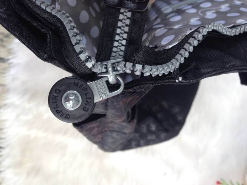 Kipling รุ่น Cicele กระเป๋าสะพายไหล่ใบใหญ่ สวยน่ารัก ตัวกระเป๋าด้านในเป็นช่องโล่งแบบปิดเปิดด้วยซิป มีช่องซิปด้านใน ด้านข้างกระเป๋า มี 2 ช่อง ปิดเปิด ด้วยเทป พร้อมที่ใส่โทรศัพท์ ปากกา และ MP 3 ในส่วนด้านใน และ ด้านข้างกระเป๋า ซ้าย-ขวา เป็นช่องขนาดเล็กสำหรั