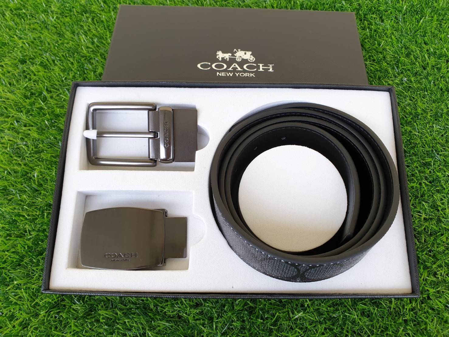 Coach Men's Belt Gift Set ชุดเข็มขัดสำหรับคุณผู้ชาย วัสดุหนังคุณภาพดี หัวเข็มขัดถอดเปลี่ยนได้ 2 แบบ 2 สไตล์ สายเข็มขัดพิมพ์ลายแบรนด์ signature สวยหรู ด้านในเป็นสีดำเรียบ พร้อมส่งในราคาสุดคุ้ม มาพร้อมกล่องแบรนด์จะมอบเป็นของขวัญในโอกาสพิเศษก็เหมาะค่ะ