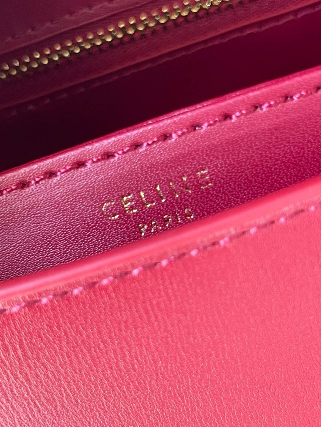 VIP 🥂 CELINE TEEN BESACE TRIOMPHE IN SHINY กระเป๋าสะพายคาดลำตัวรุ่นนี้นับว่าเป็นกระเป๋าอีกหนึ่งรุ่นในซีรีส์ Triomphe ที่ได้รับความนิยมอย่างมาก ด้วยรูปร่างทรงโค้งมนมีความคลาสสิกตามแบบฉบับของ Celine เพิ่มความหรูหราและโดดเด่นด้วยการตกแต่งด้วยโลโก้โลห