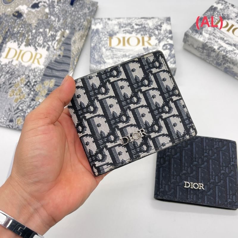DIOR Bifold Short Wallet Oblique Jacquard กระเป๋าสตางค์ใบสั้น ผ้าแจ็คการ์ดสวยงามคลาสสิก ประดับอะไหล่ชื่อแบรนด์ โทนสีใช้งานง่าย คลาสิกตามแบบฉบับแบรนด์ ไอเท็มที่ท่านชายห้ามพลาดค่ะ