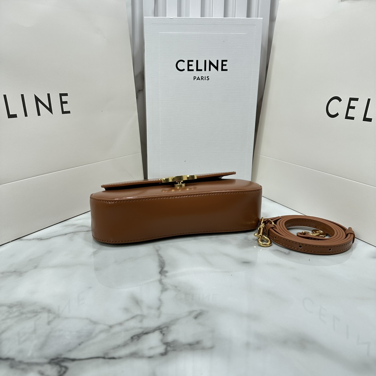 ORI หนังแท้ | CELINE TEEN CELINE LOLA IN shiny calfskin กระเป๋าสะพายทรงคลัช หนังเรียบผิวสัมผัสนุ่มลื่น คอลเลคชั่น Essentials เหนือกาลเวลาสำหรับผู้หญิงและผู้ชาย