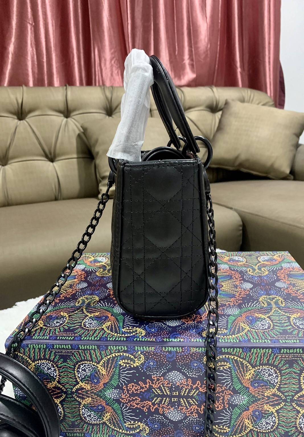 VIP 】MICRO LADY DIOR BAG Cloud ฺBlack & Pink My ABC Cannage Lambskin : VIP GIFT WITH PURCHASE (GWP) พรีเมี่ยมกิ้ฟ Limited Edition จาก DIOR DUTYFREE COUNTER ความสง่างามอีกหนึ่งรุ่นของ Dior รูปทรงสีเหลียม ขนาดกระทัดรัด อะไหล่เข้ากับสีกระเป๋า ตั้งอยู่ทรง ฐาน