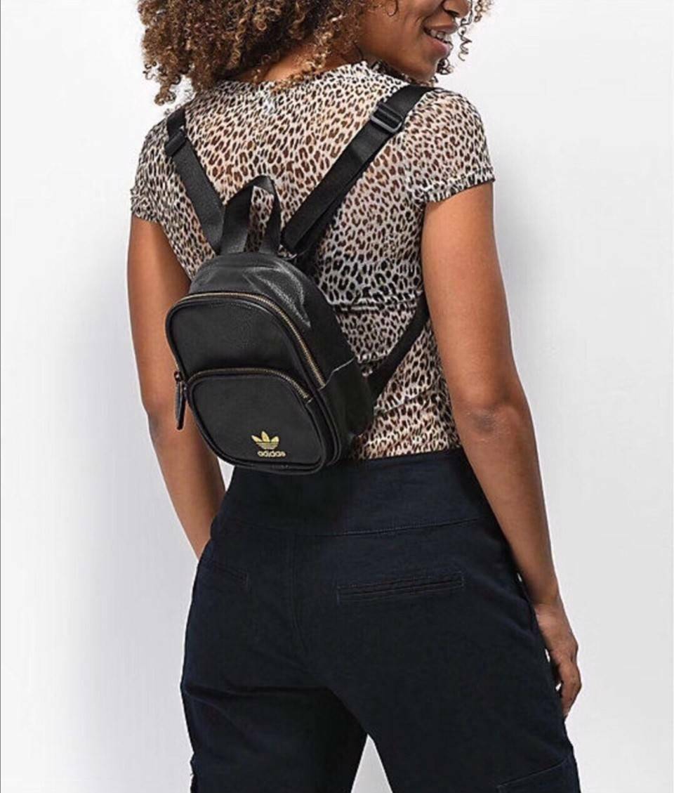 ADIDAS MINI BAGPACK กระเป๋าเป้สไตล์ Sport ขนาดมินิ กำลังน่ารัก น้ำหนักเบา ด้านหน้ามีโล้โก้และช่องซิป เปิดปิดด้วยซิปสะดวกใช้หัวซิปแบรนด์ ภายในมีโลโก้และช่องใส่ของ มีหูจับถนัดมือ สายสะพายเลื่อนปรับระดับได้ freesize ไอเท็มใหม่ดีไซน์สุดฮิต พร้อมส่งที่ไทยในราค
