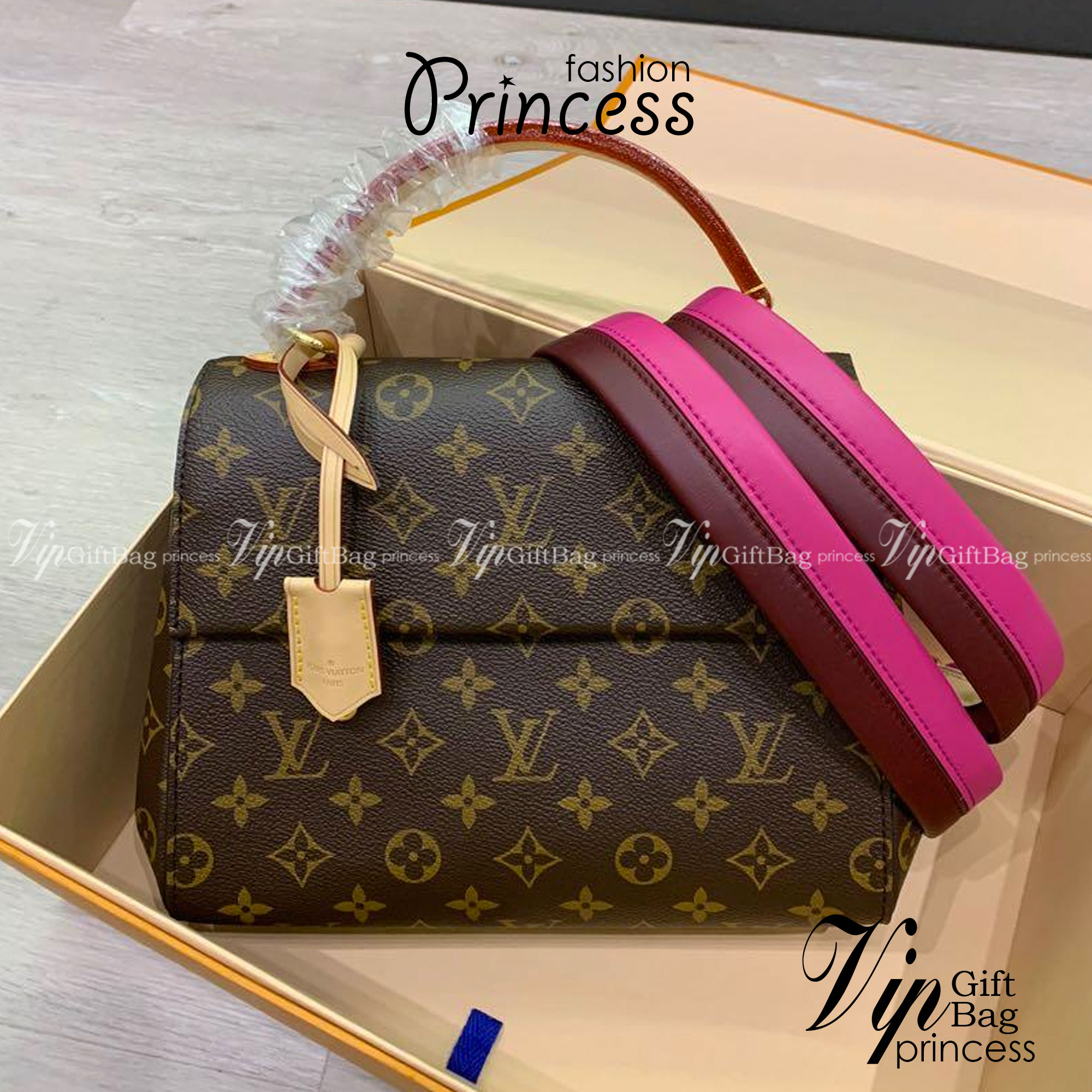 LV Cluny BB Monogram กระเป๋าสะพายหนังลายโมโนแกรมเปิดหน้า เป็นอีกทรงที่ขายดีมากเพราะใช้งานง่ายใช้ได้อเนกประสงค์ ด้านในกว้าง งานใช้สลับขึ้นแบบจากงานจริงเป๊ะเที่ยบเท่า แรร์ไอเท็มที่สาวๆต้องมี! มีหูจับในตัวและสายครอสบอดี้มาให้ ใช้งานง่าย เหมาะกับทุกสไตล์การแต