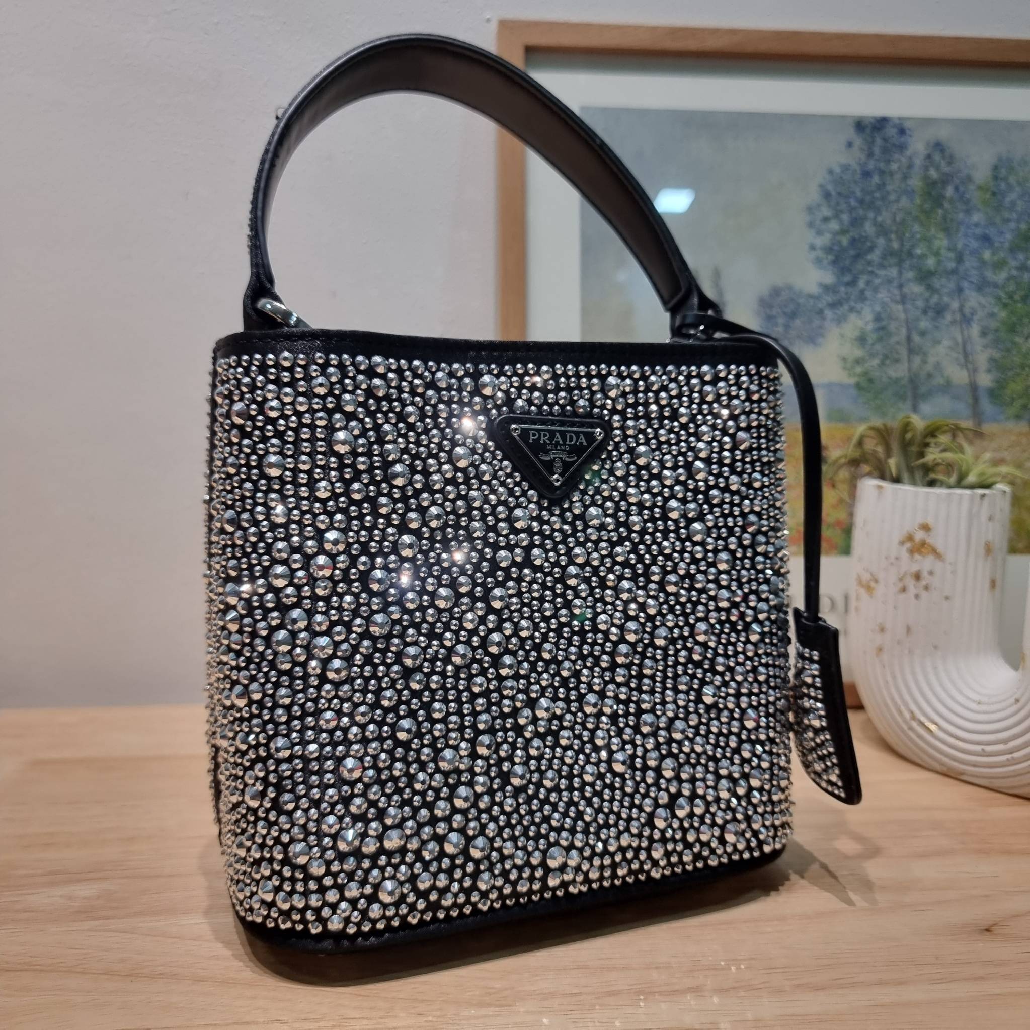 PRADA SMALL PANIER CRYSTAL EMBELLISHED TOTE BAG กระเป๋าสะพายทรงโท้ท ไซส์กำลังสวย หรูหรา โดดเด่น ถือออกงานก็ดูระยิบระยับเล่นแสง ทำให้ดูดีมีราคา มีสายคล้องในตัวและสายสะพายข้าง