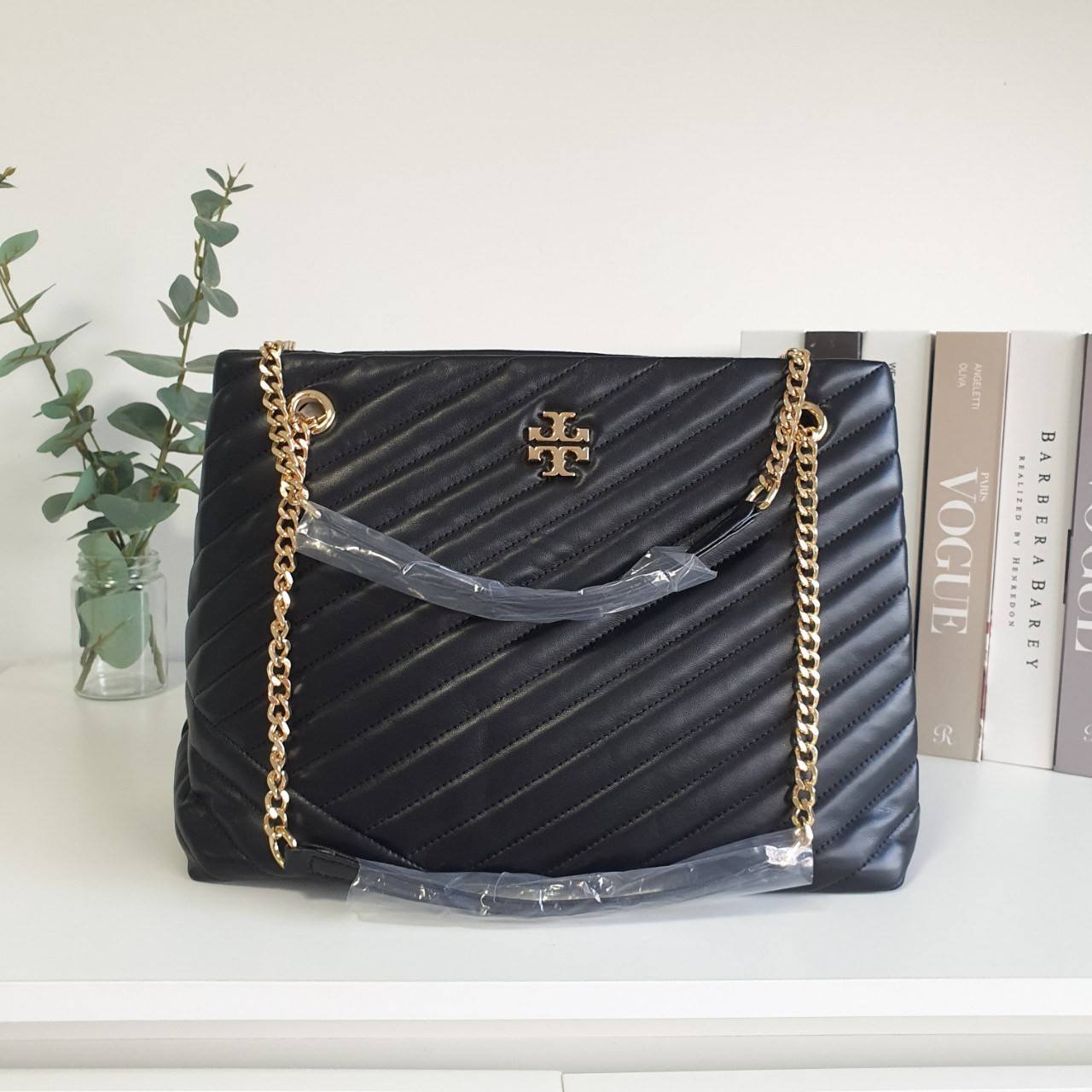 Tory Burch Kira chevron tote bag กระเป๋าทรง Tote สุดหรู ใบใหญ่ จุของได้เพียบ! วัสดุหนังแท้(Geniune Leather) หนังนิ่ม นุ่มมือมากกก มาพร้อมสายสะพายไหล่ต่อโซ่สลับหนัง อะไหล่ทองทั้งใบ ด้านข้างมีกระเป๋าเพิ่มทรงได้ ด้านในเปิดปิดด้วยกระดุมแม่เหล็ก มีช่องแบ่งใส่ข