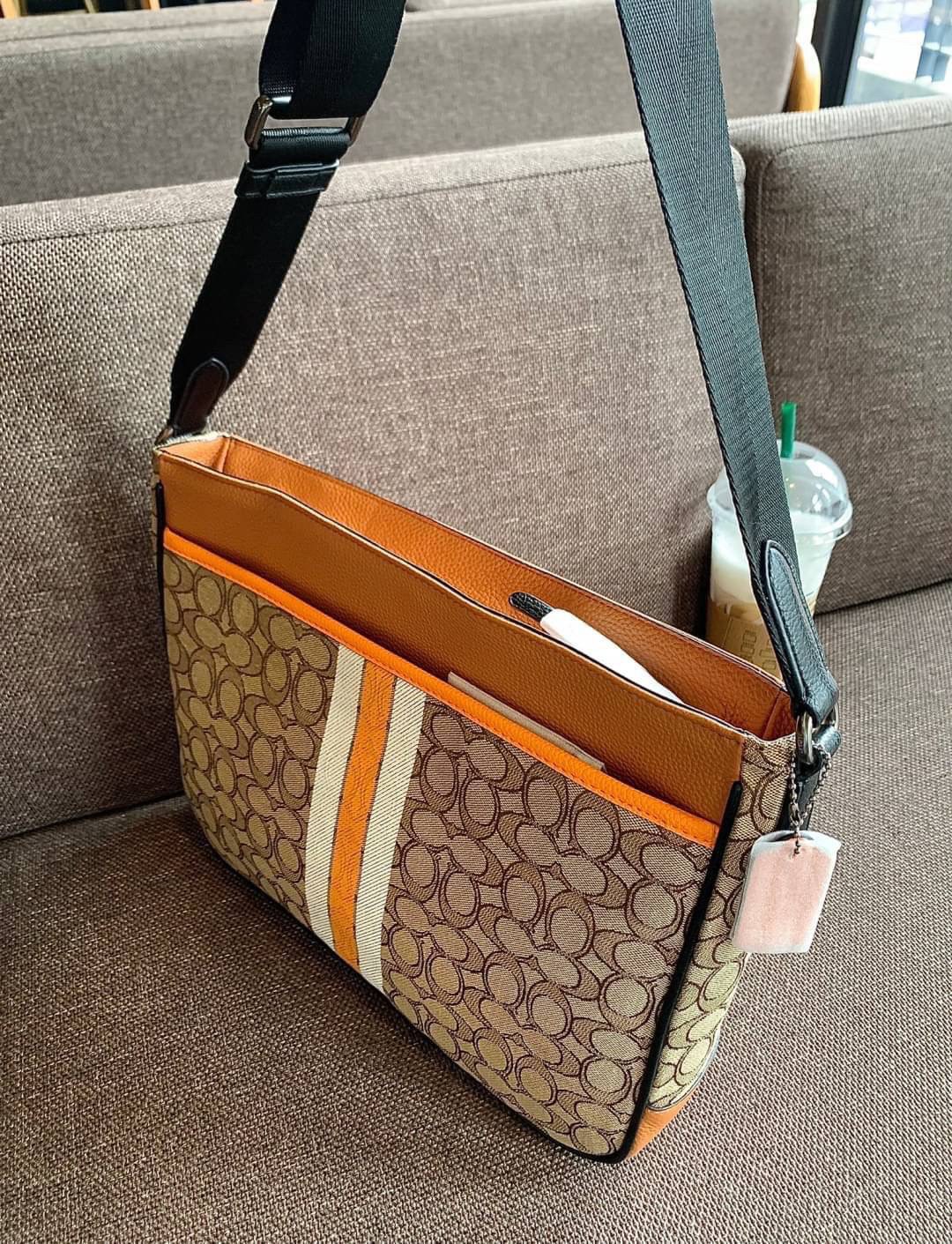 COACH THOMPSON IN SIGNATURE JACQUARD WITH VARSITY STRIPE BAG ((C5291)) พร้อมส่งที่ไทยค่ะ! กระเป๋าใส่เอกสารอเนกประสงค์ สามารถใส่A4ได้ วัสดุJacquardทอลายแบรนด์ ตัดขอบหนังแท้สวยงาม น้ำหนักบาค่ะ ด้านหน้าตัดแทบสีลงมาสวยงาม ช่องหลักเปิดปิดแบบซิป ภายในกว้างใส่สั