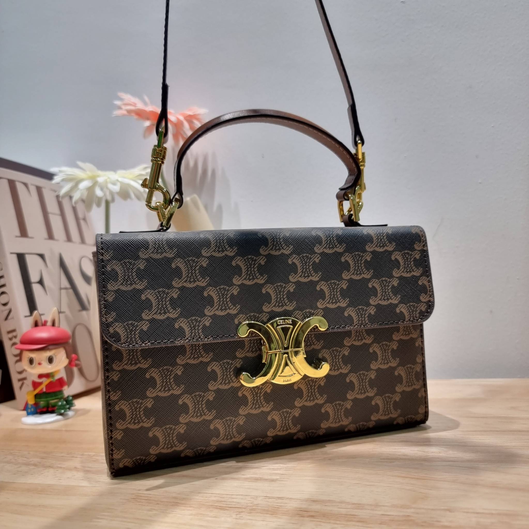CELINE BOX TRIOMPHE IN TRIOMPHE CANVAS กระเป๋าสะพายสวยอยู่ทรง ดีไซน์เอกลักษณ์ ใช้งานง่ายด้วยอะไหล่กดล็อค วัสดุหนังแคนวาสทนทาน