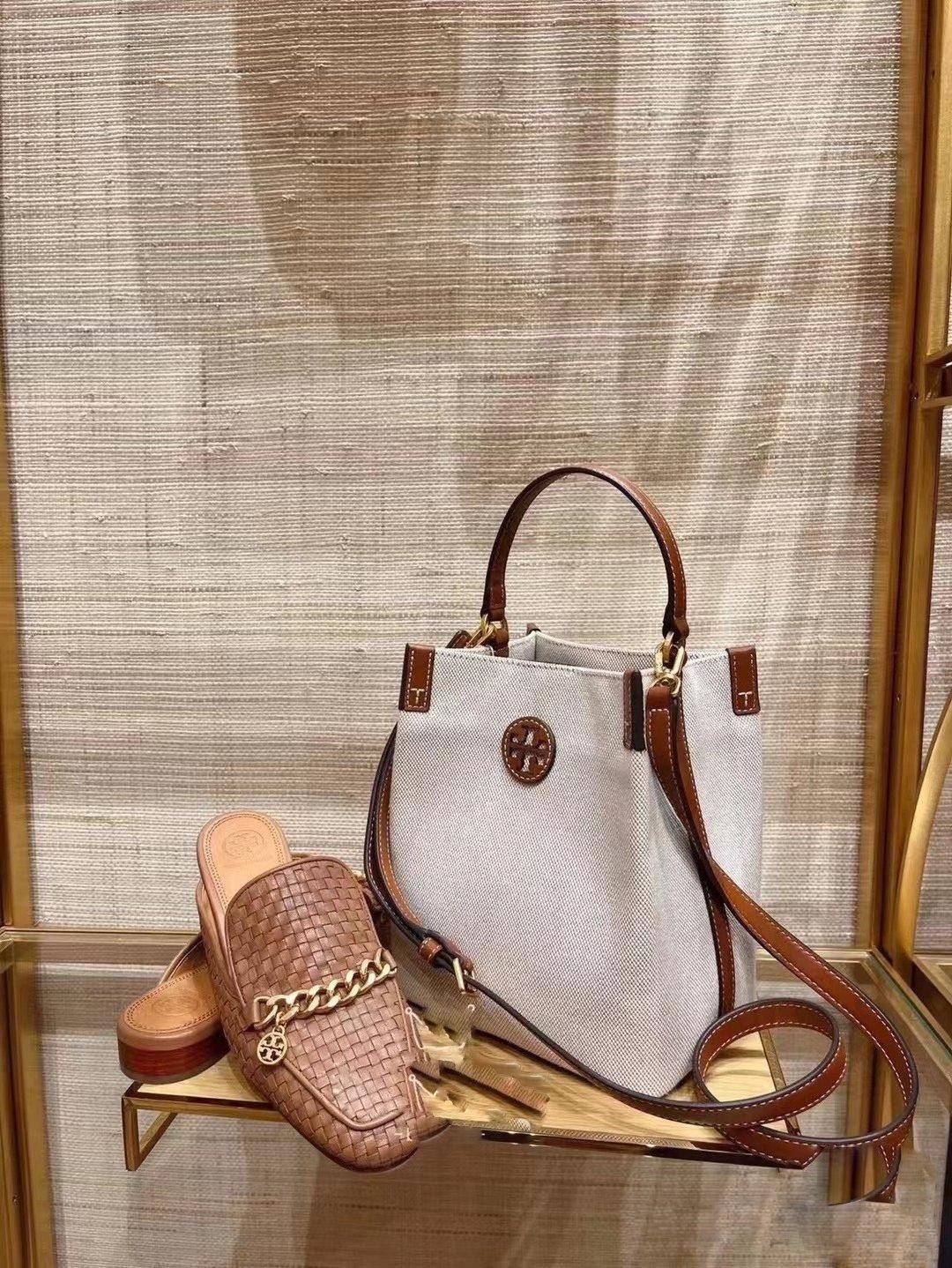Tory Burch Blake Canvas Bucket Bag รุ่นใหม่ล่าสุด สวยไฉไลฝุดๆ แบบสวยคลาสสิค กระเป๋าทรงถัง วัสดุ Canvas สายหนังแท้ อะไหล่ทอง เปิด-ปิด ด้วยกระดุมแม่เหล็ก ด้านในโล่งมีช่องเล็กใส่โทรศัพท์ได้ น้ำหนักเบา สายสะพายถอดสายได้ crossbody ได้ ปรับระดับได้