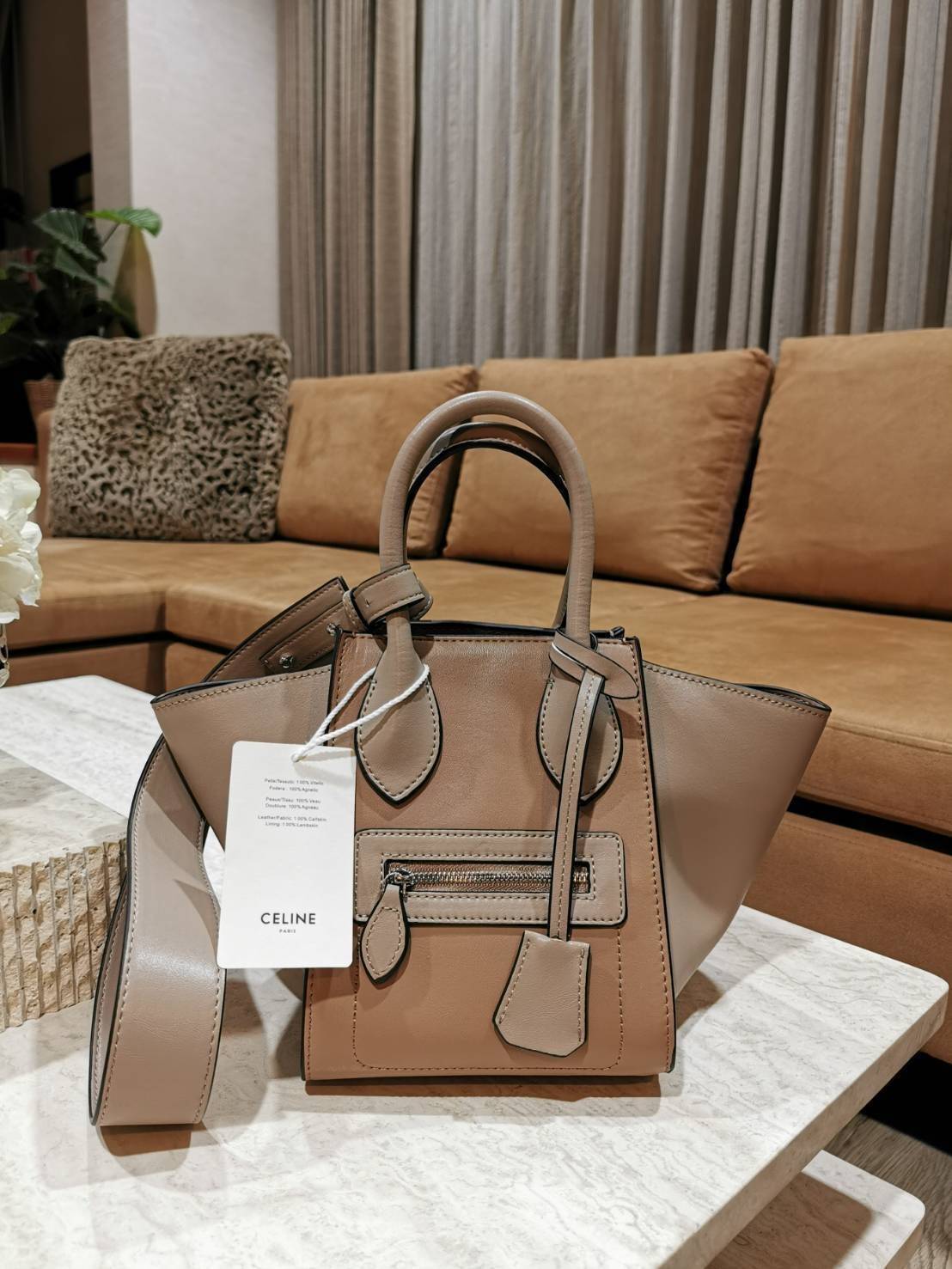 CELINE SHOULDER BAG VIP / CELINE LUGGAGE NANO Glossy Leather Handbag รุ่นนี้ Rare items หนังเรียบสวยสีทูโทนเรียบหรู ขนาดกำลังดี น้ำหนักเบา ด้านหน้ามีหนึ่งช่องซิป ด้านข้างดีไนส์ทรงปีกสามารถปรับขยายทรงได้ ภายในโล่งกว้าง มีช่องซิป มีตะขอเกี่ยวปากกระเป๋า ใส่ก