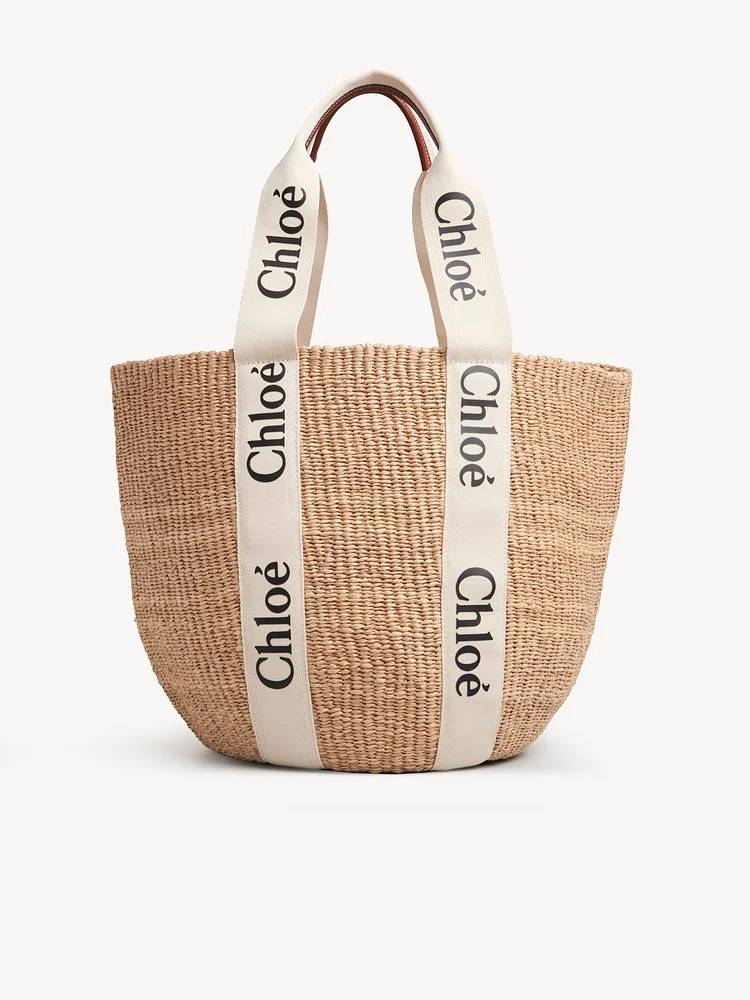 CHLOE LARGE WOODY BASKET กระเป๋าสะพายสานทรงตะกร้า ยอดฮิตติดลมของแบรนด์ ด้วยวัสดุสังเคราห์จากธรรมชาติ สานทอเต็มใบออกมาเป็นลวดลายสวยงาม ตัดด้วยริบบิ้นคาดโดดเด่น ภายในโล่งกว้างมาก จุของได้เต็มที่ เป็นดีไซน์ผู้ดีย้อนยุคที่ดูแพงจริงๆ ใบนี้สามารถสะพายไปเที่ยว ไ