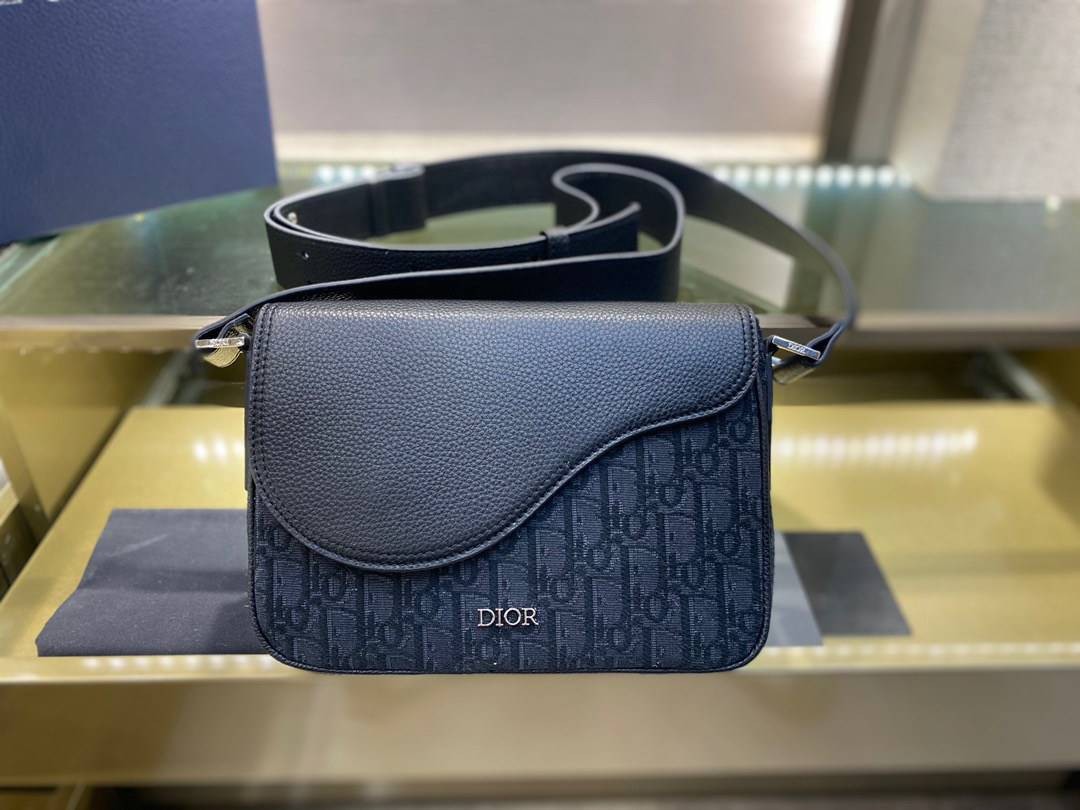หนังแท้ DIOR MINI SADDLE MESSENGER BAG Beige and Black Dior Oblique Jacquard and Black Grained Calfskin พร้อมส่งที่ไทย งานหนังแท้และผ้าแจ็คการ์ดออริจินอล ภาพสินค้าถ่ายจากงานขายจริง ใช้งานต่างประเทศได้