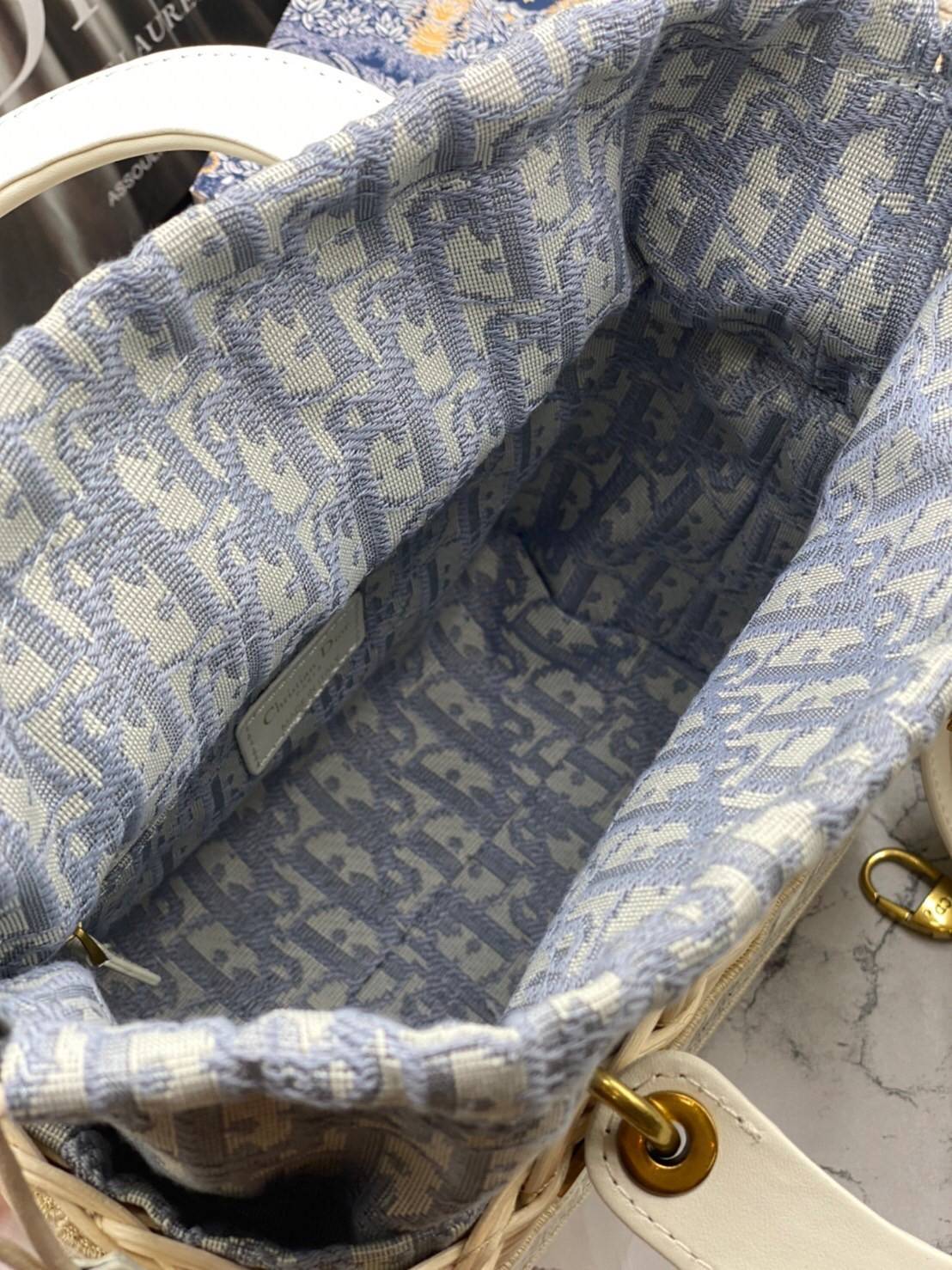 Medium Lady Dior Bag Natural Wicker and Dior Oblique Jacquard [Blue/Latte] เสน่ห์ที่สง่างาม พร้อมส่งที่ไทย ภาพสินค้าถ่ายจากงานขายจริง ใช้งานต่างประเทศได้ค่ะ