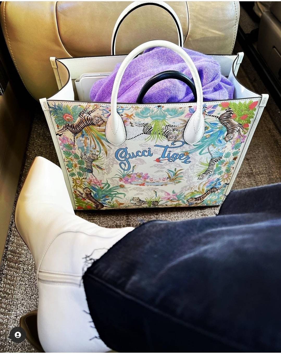 GUCCI TOTE BAG คอลเลคชั่นปีเสืออีกหนึ่ง สวยม้ากก!! กับกระเป๋าทรงโท้ท วีไอพีพรีเมี่ยมกิ๊ฟ ไซส์ใหญ่ โดดเด่นด้วยลวดลายไม่ซ้ำใคร สวยเอกลักษณ์ วัสดุหนังแคนวาส พรินท์ลายเต็มใบ ภายในโล่งกว้างมาก ใส่ของแบบแน่นๆ จุๆไปได้เลย หมดห่วง!! และยังมีสายครอสบอดี้มาให้ จะสะ
