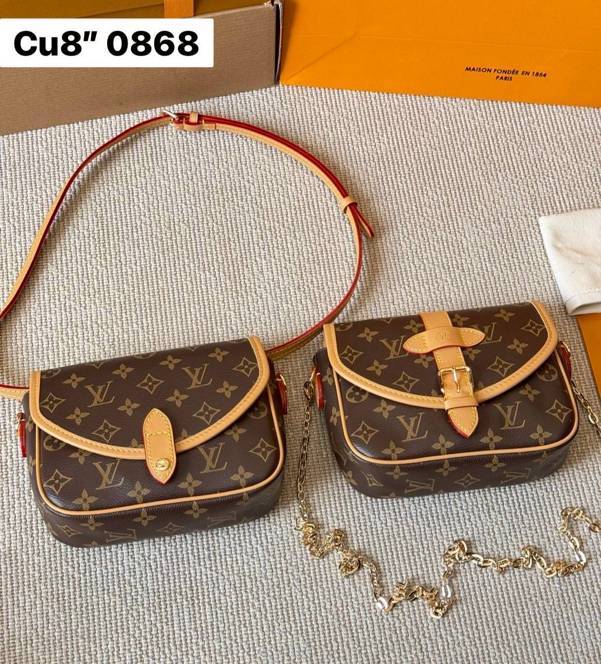 LV Marilyn White Multicolor Monogram Canvas Shoulder Bag สุดคุ้มกับกระเป๋าดีไซน์ใหม่ จัดคู่ดูโอ้ ได้ 2 ใบในราเดียว ปรับใช้งานได้ทั้งคาดเอวหรือสะพายได้ มาพร้อมสายสะพาย 2 แบบ ทั้งสายหนังและสายโซ่ คุ้มยิ่งกว่าอะไรทั้งหมดเลยค่า