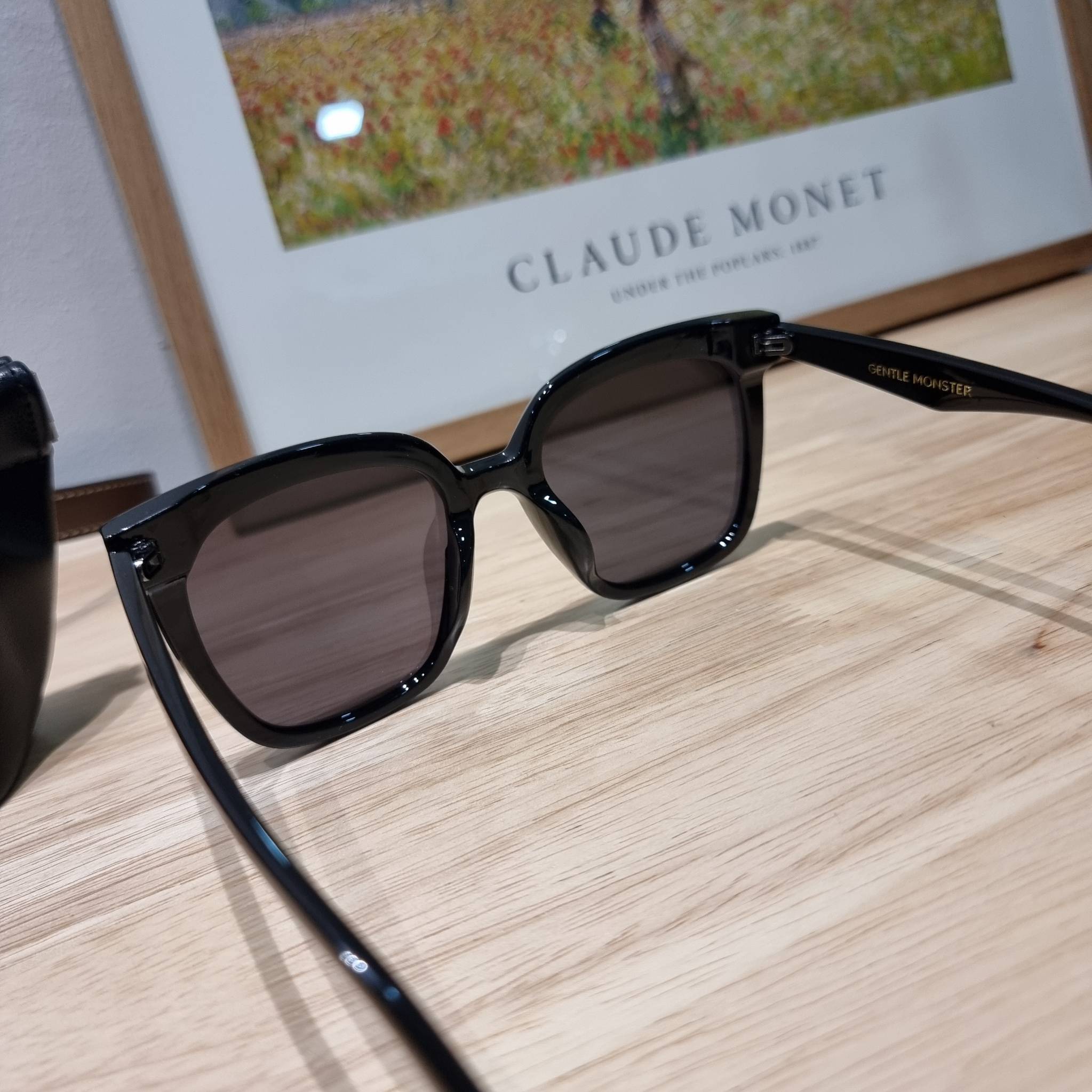 Set 3 ชิ้น Gucci Horsebit 1955 mini bag / Gucci Phone Bag box set ชวนสะสม ใครมองหาของขวัญอยู่ เซ็ทนี้จัดว่าเลิศมาก! กับการจับเอารุ่นยอดฮิต มามิกซ์รวมกับไอเท็มสุดคุ้มของมันต้องมี!! จัดเรียงให้อยู่ในกล่อง box set ลิมิเต็ด ที่มีทั้งแว่นตา gentle monster แบรน